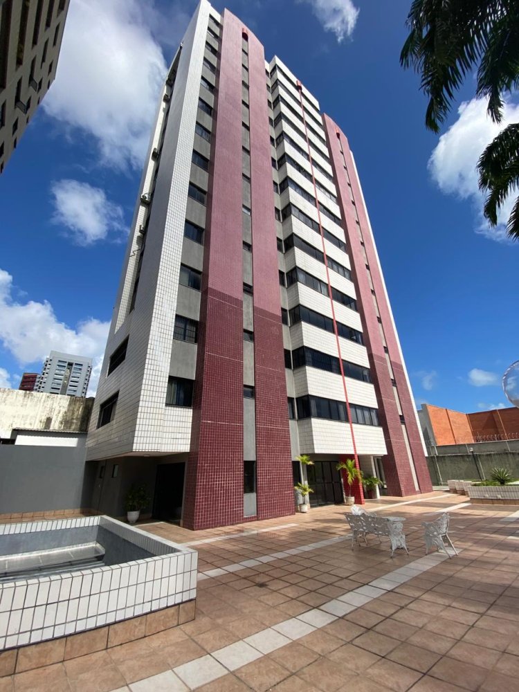 Fachada e pátio frontal