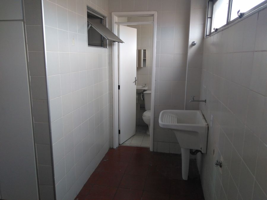 �rea de servi�os e banheiro de servi�os