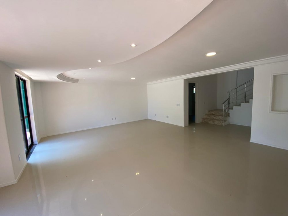 Acesso � cozinha e ao segundo piso