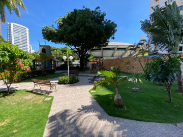 Amplo jardim frontal com playground
