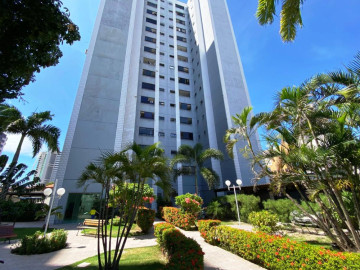 Amplo jardim frontal