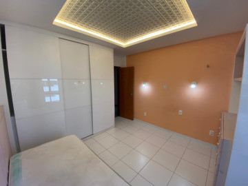 1 quarto social com armrios projetados e sistema de iluminao