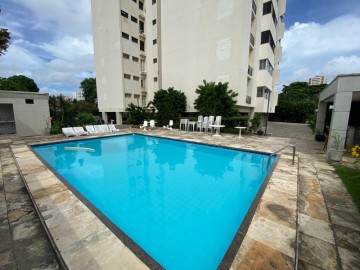 Piscina com deck