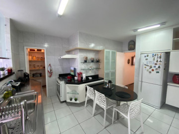 Cozinha projetada e com despensa