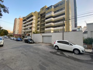 Acesso de veculos e portaria social pela Rua Maria Tomsia
