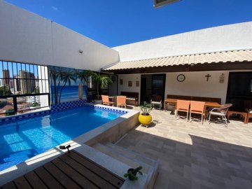 Amplo terrao com piscina privativa