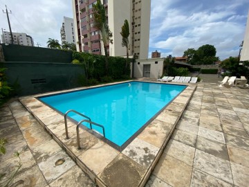 Piscina com deck