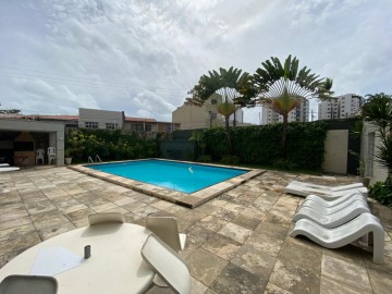 Piscina com deck