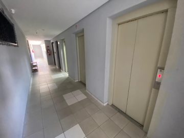 Hall dos elevadores do andar do apartamento