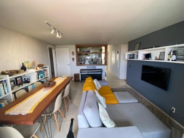 Sala de estar e jantar com cozinha americana