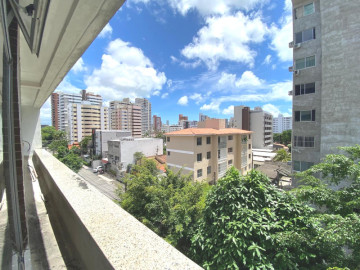 Vista do quarto e da sute com sacada externa