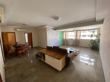 Ampla sala climatizada com piso em granito