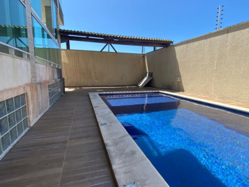Piscina com deck nos fundos