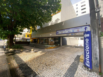 Acesso ao estacionamento pela Rua Osvaldo Cruz