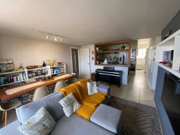 Sala de estar e jantar com cozinha americana