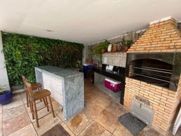 Deck da piscina com churrasqueira