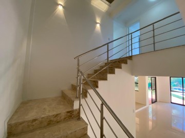 Escada de acesso ao pavimento superior
