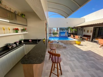 Amplo terrao com piscina privativa