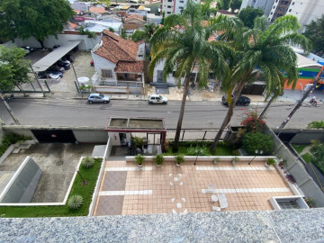 Viso do ptio frontal visto da janela do apartamento