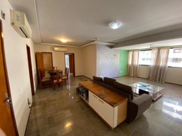 Ampla sala com cortina de vidro