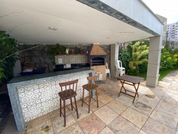 Deck da piscina com churrasqueira