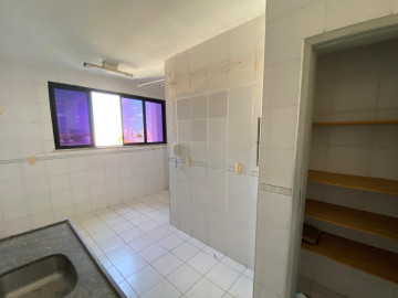 Cozinha com despensa e rea de servios