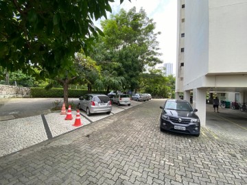 Estacionamento com vagas para visitantes