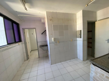 Cozinha com despensa e rea de servios