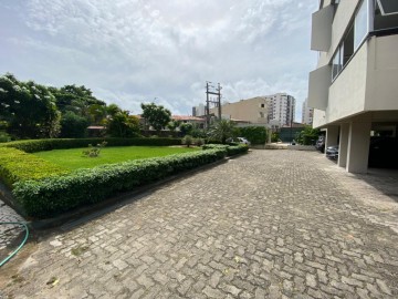 Jardim e acesso  piscina