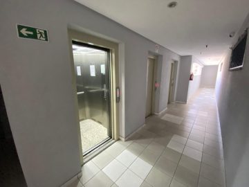 Hall dos elevadores do andar do apartamento