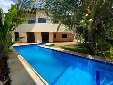 Piscina privativa no jardim da casa