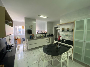 Cozinha projetada e com despensa