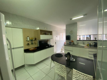 Cozinha projetada e com despensa