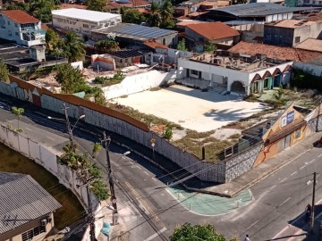 Vista area ainda com resqucios da construo que foi demolida
