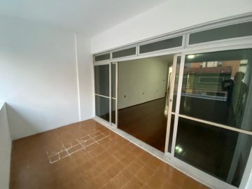 Varanda ampla voltada para o nascente