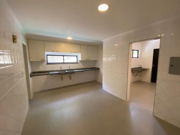 Cozinha com despensa e rea de servios