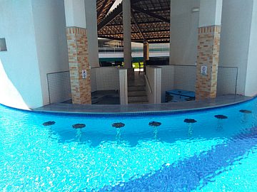 PISCINA COM BAR MOLHADO
