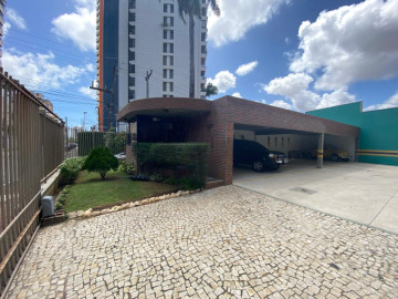Acesso de veculos pelas duas ruas 