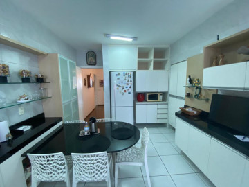 Cozinha projetada e com despensa