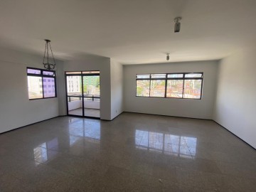 Ampla sala com piso em granito