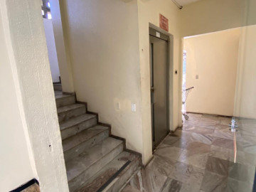 Hall do elevador de servios no trreo