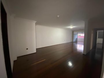 Ampla sala em L com piso em tbua corrida