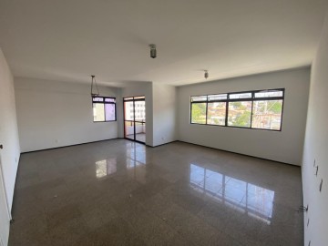 Ampla sala com piso em granito