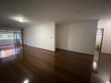 Ampla sala em L com piso em tbua corrida