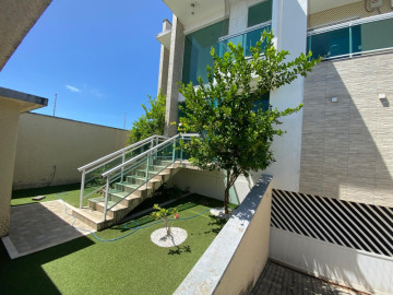 Escada de acesso social e porto de garagens 