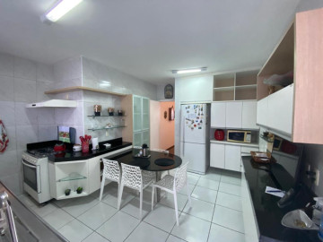 Cozinha projetada e com despensa