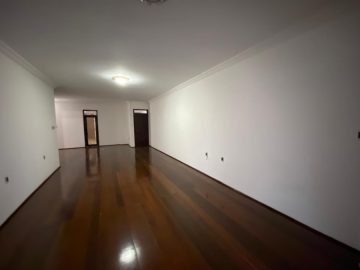 Ampla sala em L com piso em tbua corrida