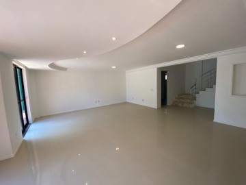 Acesso  cozinha e ao segundo piso
