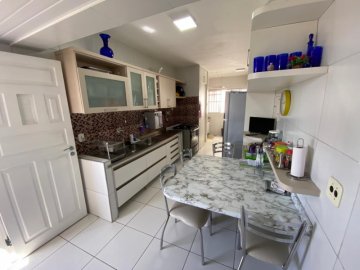 Cozinha e rea de servios com armrios planejados