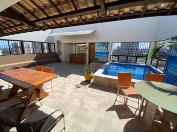 Amplo terrao com piscina privativa